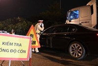 Hành khách thực hiện giãn cách xã hội tại nhà chờ ở bến xe. (Ảnh: Bangkok Post).