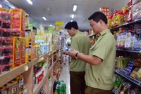 Lực lượng Quản lý thị trường kiểm tra các sản phẩm hàng hóa. (Ảnh: Phạm Kiên/TTXVN).