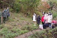 Một nhóm người nhập cảnh trái phép bị phát hiện tại biên giới. (Ảnh: Quang Duy/TTXVN).