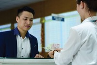 Nhiều người không chọn cách để tiền trong tài khoản tiết kiệm, mà chuyển sang kênh chứng khoán. Ảnh: Dũng Minh.