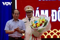 Ông Võ Ngọc Thành- Chủ tịch UBND tỉnh Gia Lai tặng hoa chúc mừng Thiếu tướng Rah Lan Lâm.