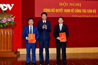 Phó Chủ tịch Thường trực UBND tỉnh Nguyễn Thế Phước trao Quyết định điều động của UBND tỉnh cho ông Bùi Ngọc Hùng và Lê Ngọc Minh.
