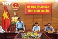 Ông Lê Tuấn Phong (áo xanh) phát biểu tại cuộc họp.