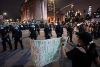 Người biểu tình đối mặt lực lượng an ninh ở New York trong thời gian áp lệnh giới nghiêm tối 2/6. Ảnh: Reuters.