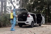 Khử khuẩn xe do tài xế M.T.T chở khách về Sóc Trăng. (Ảnh: TTXVN phát).