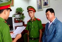 Cơ quan CSĐT Công an huyện Duy Xuyên thi hành quyết định khởi tố bị can, bắt tạm giam đối với Phạm Đắc Thành.