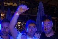 "Bạn nhà người ta" trúng độc đắc liền khao cả nhóm đi ăn chơi, đập phá ở Dubai 