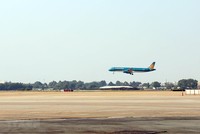 Chuyến bay đầu tiên hạ cánh xuống đường cất hạ cánh 25R/07L tại sân bay Tân Sơn Nhất lúc 15 giờ 5 phút ngày 10/1/2021. (Ảnh: Tiến Lực/TTXVN).