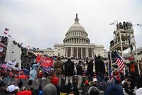 Người biểu tình tập trung bên ngoài tòa nhà Quốc hội Mỹ ở Washington, DC ngày 6/1/2021. (Nguồn: AFP/TTXVN).