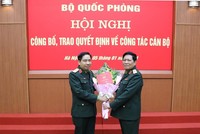 Đại tướng Ngô Xuân Lịch trao Quyết định thăng quân hàm cấp tướng sĩ quan Quân đội nhân dân Việt Nam cho Thiếu tướng Vũ Ngọc Thiềm (trái).