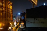 Xe tải đâm trực diện vào đuôi xe container đỗ tại làn thô sơ.