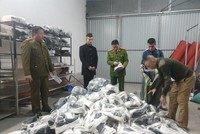 Lực lượng chức năng tiến hành kiểm tra số hàng nhái các thương hiệu nổi tiếng tại cửa hàng nhà ông H. (Ảnh: P.T).