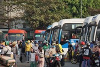 Hình ảnh hành khách tại bến xe miền Đông. (Ảnh: Tiến Lực/TTXVN).