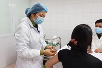 Tình nguyện viên sau 28 ngày tiêm mũi 1 đã được Học viện Quân Y tiêm mũi 2 vắcxin Nano Covax liều 25mcg. (Ảnh: PV/Vietnam+).