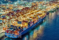 Tàu container neo tại cảng thương mại quốc tế ở Thanh Đảo, tỉnh Sơn Đông, Trung Quốc. (Ảnh: AFP/TTXVN).