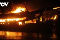 Tàu cá nguy cơ cháy rất cao vì là tàu gỗ chở bình gas cùng nhiều vật liệu dễ cháy.