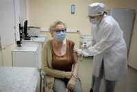 Tiêm chủng vắcxin Sputnik V phòng COVID-19 tại Moskva, Nga, ngày 30/12/2020. (Ảnh: AFP/TTXVN).