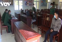 Bộ đội biên phòng tỉnh Quảng Trị lấy lời khai những người nhập cảnh trái phép.