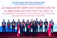 Đại diện Tập đoàn DIC nhận Biên bản ghi nhớ hợp tác cho dự án Khu phức hợp nghỉ dưỡng DIC Star Hotels & Resorts – Sân golf quốc tế DIC Quảng Bình.