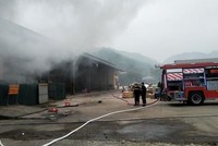 Ngọn lửa bốc lên trong kho tạm rộng gần 150m2, bên trong chứa gần 10 tấn hàng hóa tiêu dùng chờ làm thủ tục hải quan.