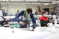 Sản xuất hàng may xuất khẩu. (Ảnh: Hoàng Nguyên/TTXVN).