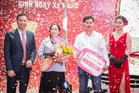 Bác Trần Thị Phúc cùng con trai – anh Võ Anh Kiệt nhận chiếc xe Mercedes C180 tại lễ trao giải chương trình “Chinh phục phái sinh – Rinh ngay xe Merc”.