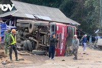 Vụ tai nạn khiến 3 chiếc xe bị hư hỏng nặng; giao thông trên Quốc lộ 6 ách tắc trong hơn 1 giờ đồng hồ.