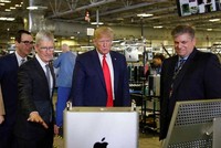 Tiết lộ món quà trị giá 5.999 USD Tim Cook dành tặng ông Trump