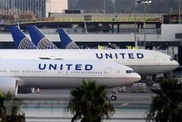Máy bay của Hãng hàng không United Airlines tại sân bay quốc tế Los Angeles, California, Mỹ. (Ảnh: AFP/TTXVN).