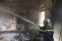 Lực lượng chức năng nhanh chóng khống chế đám cháy.