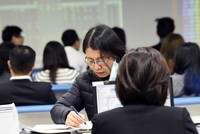 Ngày nay, nhà đầu tư chứng khoán cơ sở cũng cần quan sát... thị trường chứng khoán phái sinh và chứng quyền. Ảnh: Dũng Minh.