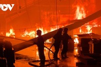 Nghe tin công ty cháy, công nhân lo lắng không được thưởng Tết.