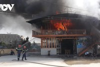 Các lực lượng chức năng triển khai phương án chữa cháy.