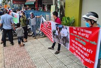 Khách hàng căng băng-rôn tố công ty lừa đảo và đòi lại tiền.