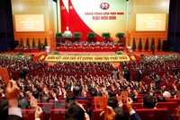 Các đại biểu biểu quyết thông qua Chương trình làm việc của Đại hội. (Ảnh: TTXVN).