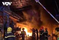 Đến 22g tối 26/1 ngọn lửa vẫn chưa được khống chế, lực lượng chức năng đang nỗ lực dập lửa.