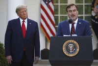 Giám đốc điều hành của My Pillow, Mike Lindell, phát biểu khi Tổng thống Donald Trump lắng nghe trong cuộc họp báo về COVID-19 tại Nhà Trắng ngày 30/3/2020. (Nguồn: AP).