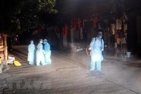 Lực lượng chức năng Quảng Ninh phun khử khuẩn khu vực bệnh nhân COVID-19 sinh sống. (Nguồn: TTXVN/phát).