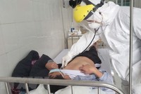 Điều trị cho một bệnh nhân mắc COVID-19. (Ảnh: TTXVN).