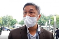 Thứ trưởng Bộ Y tế Nguyễn Trường Sơn trao đổi với phóng viên tại Trung tâm Hội nghị Quốc gia.