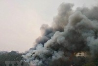 Đám cháy tạo ra cột khói đen bốc cao hàng chục mét. (Ảnh: Nguyễn Thắng/TTXVN).