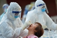 Nhân viên y tế lấy mẫu xét nghiệm COVId-19 tại tỉnh Samut Sakhon, Thái Lan. (Ảnh: THX/TTXVN).