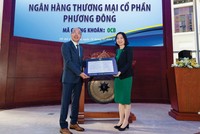 Chủ tịch HĐQT OCB ông Trịnh Văn Tuấn nhận quyết định niêm yết cổ phiếu trên HOSE.