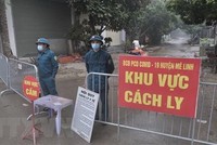 Lực lượng chức năng lập chốt tại khu vực có ca nghi nhiễm. (Ảnh: Phạm Hùng/TTXVN).