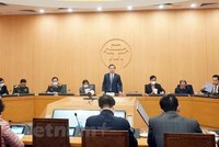 Phó Chủ tịch Ủy ban nhân dân thành phố Hà Nội Chử Xuân Dũng họp với các cơ quan chức năng về công tác phòng chống dịch bệnh. (Ảnh: PV/Vietnam+).