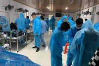 Cán bộ y tế trung tâm y tế huyện Vân Đồn ra quân ngày cao điểm thứ 2. (Ảnh: TTXVN phát).