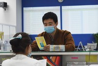 Nhân viên Ngân hàng ABB cho biết, thời điểm này, mỗi ngày có rất nhiều khách hàng đến nộp, rút tiền tài khoản chứng khoán.