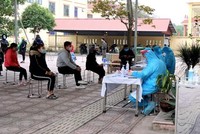 Ngành y tế tỉnh Bắc Ninh tiến hành điều tra dịch tễ đối với người dân tại xã Lâm Thao, huyện Lương Tài. (Ảnh: Thanh Thương/TTXVN).