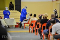 Nhân viên y tế lấy mẫu dịch xét nghiệm COVID-19 cho người dân tại Petaling Jaya, Malaysia, ngày 18/1/2021. (Ảnh: THX/TTXVN).