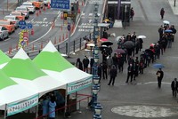 Người dân xếp hàng chờ lấy mẫu xét nghiệm COVID-19 tại Seoul, Hàn Quốc ngày 26/1/2021. (Ảnh: Yonhap/TTXVN).